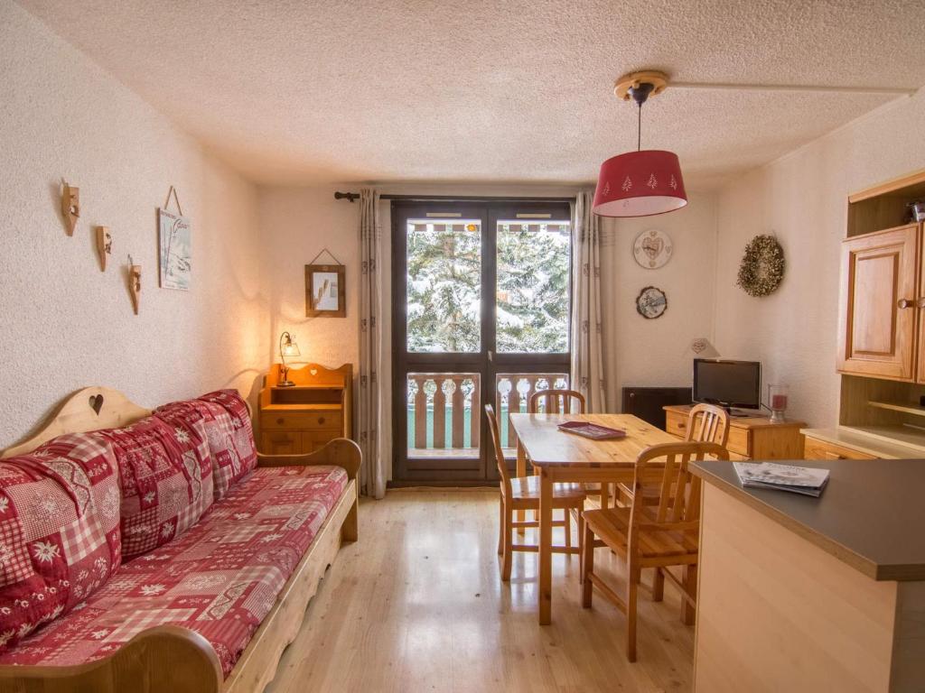 un salon avec un canapé et une table dans l'établissement Studio cabine moderne pour 4 pers, centre Valloire, balcon, parking, proche remontées et commerces - FR-1-263-13, à Valloire