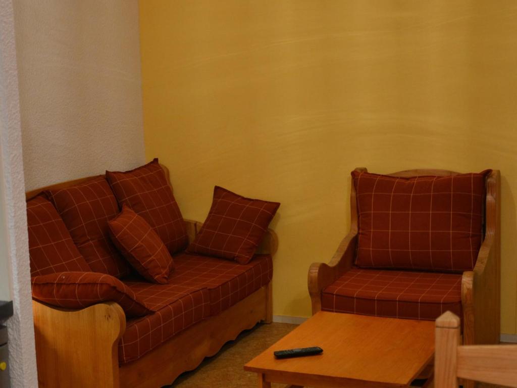 un salon avec un canapé et une table basse dans l'établissement Appartement 2 pièces cabine, balcon, proche remontées mécaniques et loisirs, idéal 4 personnes - FR-1-263-32, à Valloire
