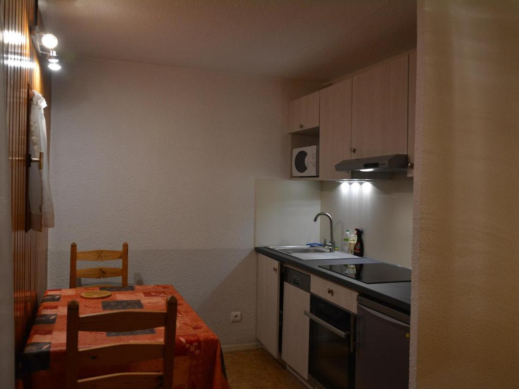 Appartement Valloire, 2 pièces, 4 personnes - FR-1-263-32にあるキッチンまたは簡易キッチン