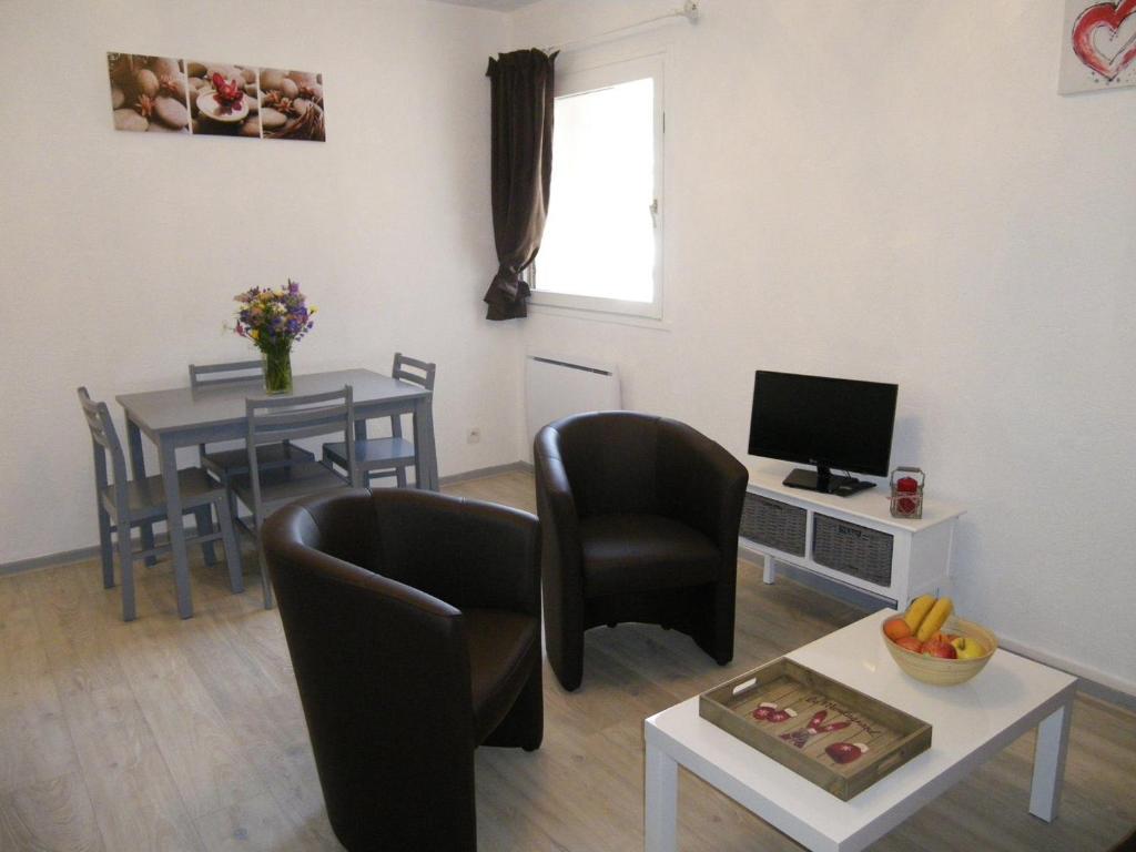 a living room with a table and chairs and a television at Studio Valloire, 1 pièce, 4 personnes - FR-1-263-42 in Valloire