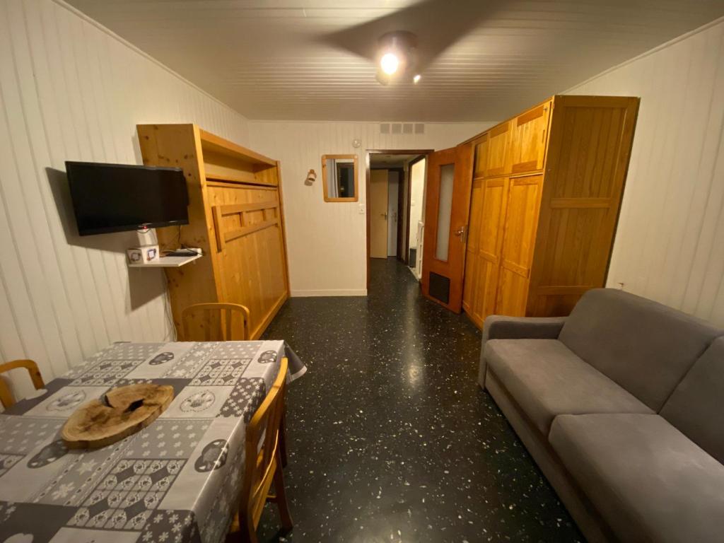 a room with a bed and a couch and a tv at Studio Valloire, 1 pièce, 4 personnes - FR-1-263-57 in Valloire
