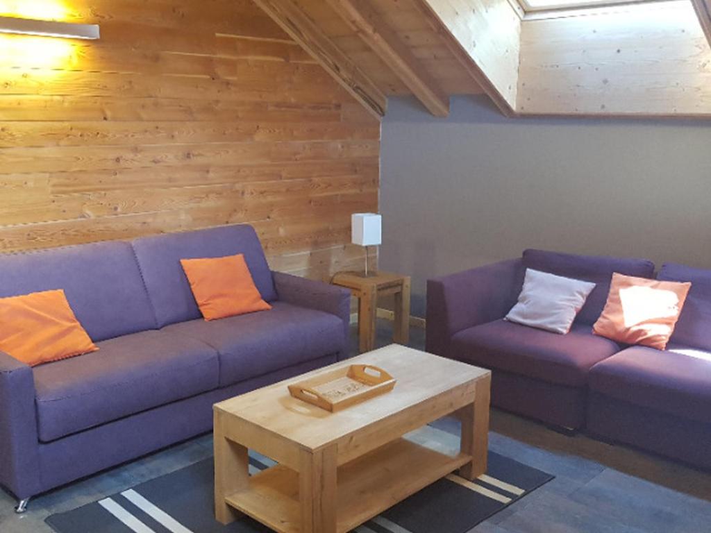 a living room with two purple couches and a coffee table at Appartement Valloire, 3 pièces, 6 personnes - FR-1-263-213 in Valloire
