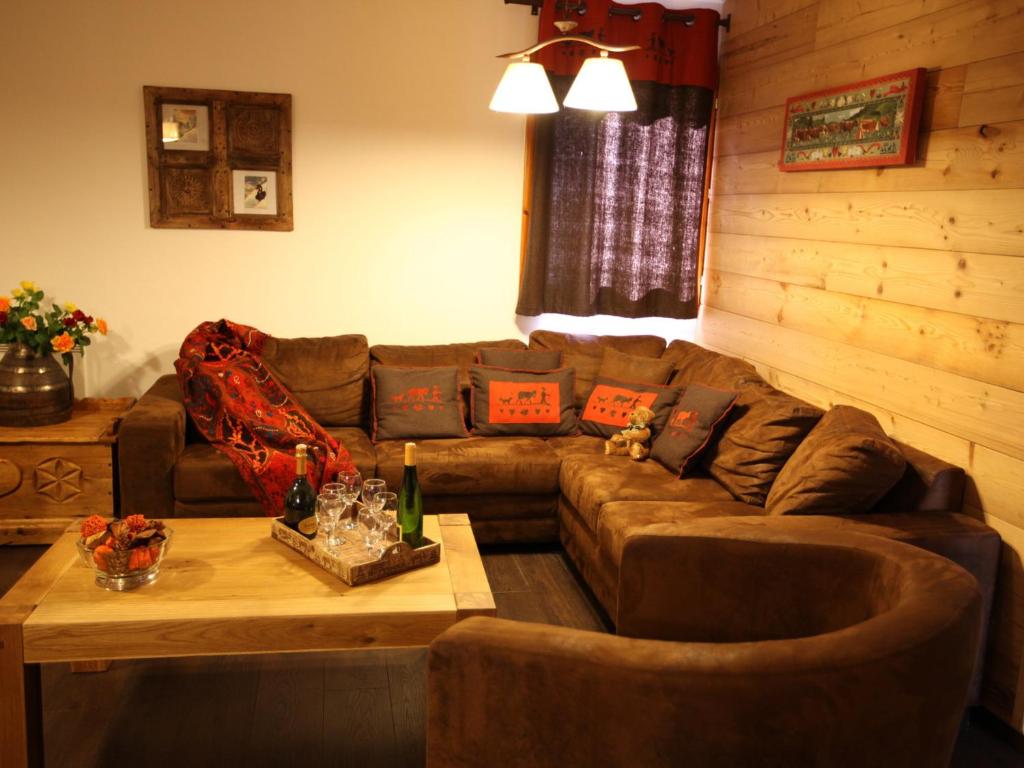 a living room with a couch and a table at Appartement Valloire, 5 pièces, 10 personnes - FR-1-263-210 in Valloire