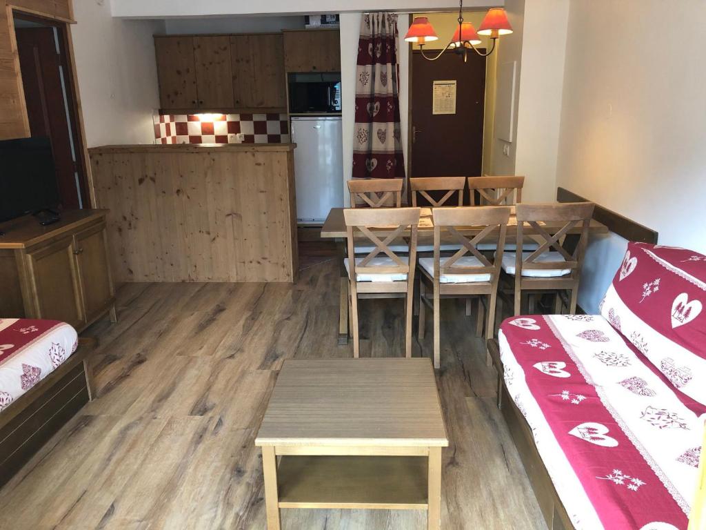 un salon avec une table et des chaises et une cuisine dans l'établissement Charmant 3 pièces 6 pers avec balcon et parking, à 700m du centre de Valloire - FR-1-263-222, à Valloire
