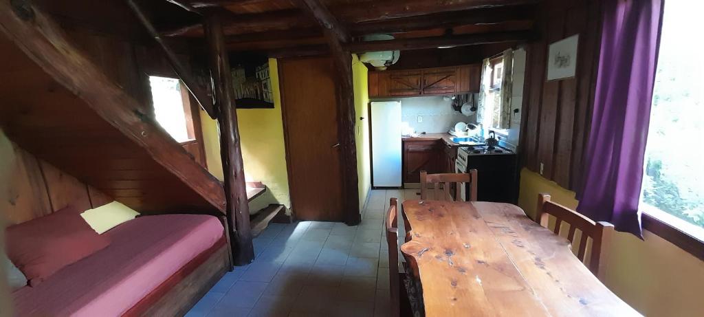 une petite chambre avec une table et une cuisine dans l'établissement Cabaña clandestina, à Los Repollos