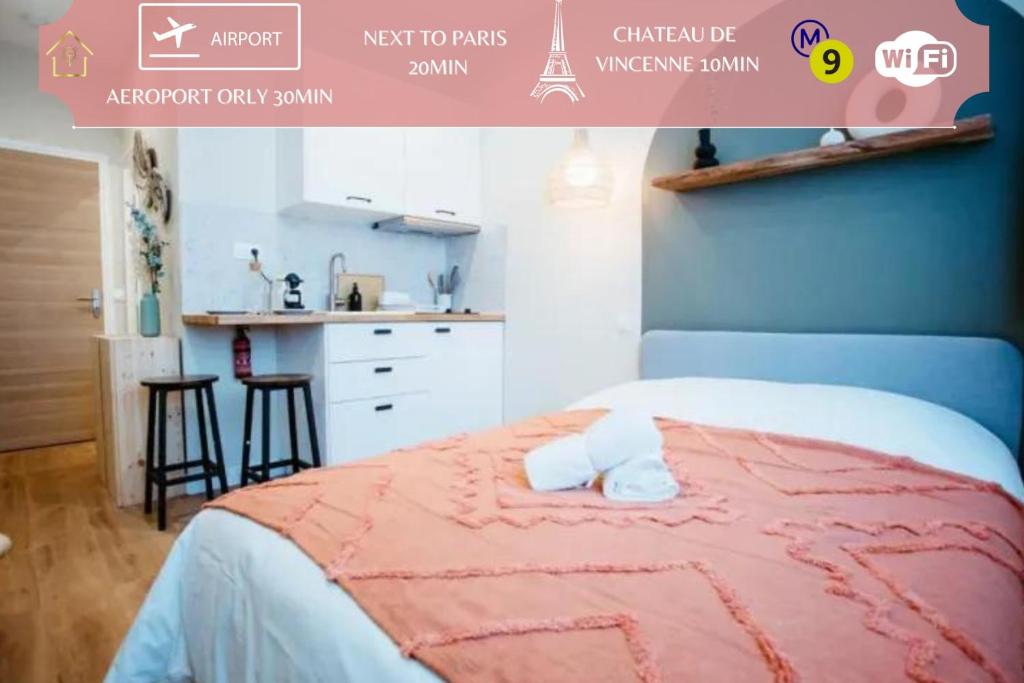 1 dormitorio con 1 cama con 2 toallas en Cosy Appart hôtel Next to Paris, en Montreuil