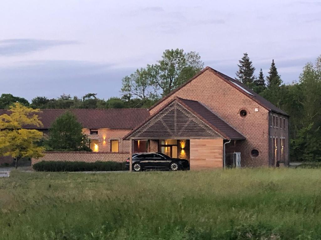 um carro estacionado em frente a uma casa em Domaine du Bois d'Hez em Genappe