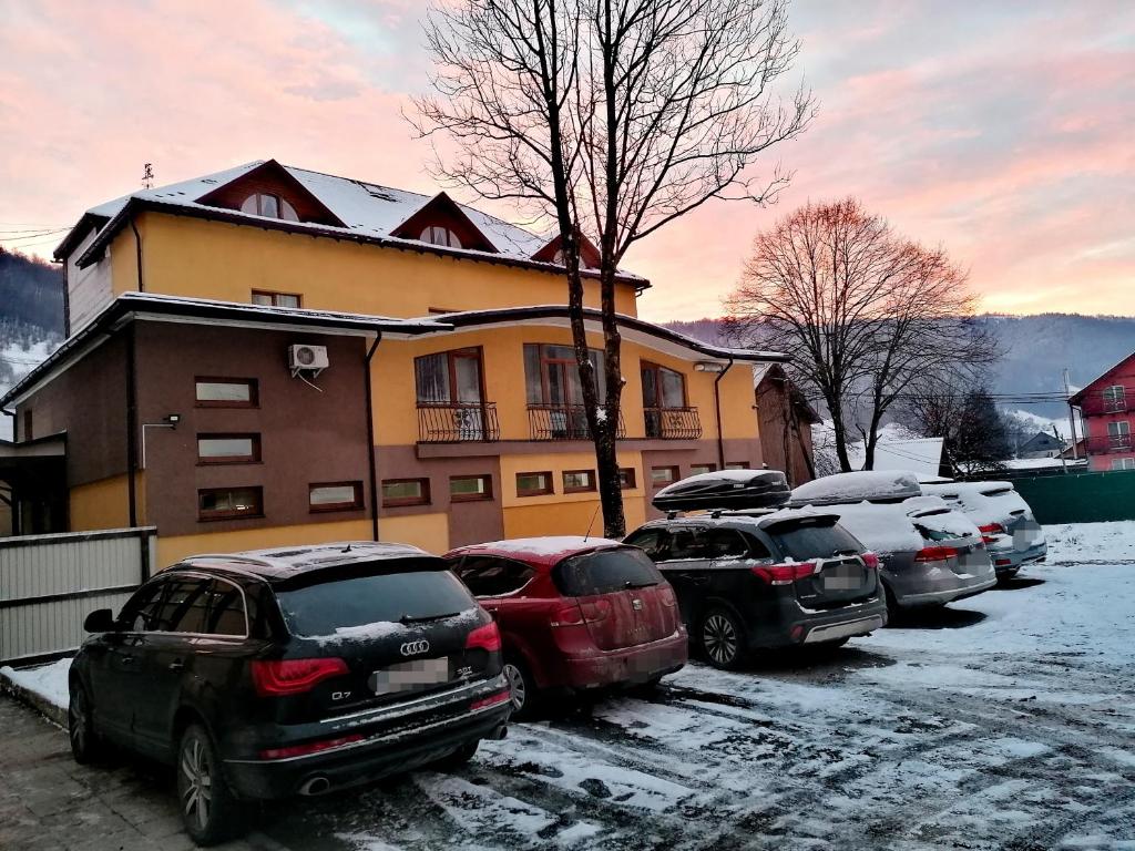 Nespecifikovaný výhled na hory nebo výhled na hory při pohledu z hotelu