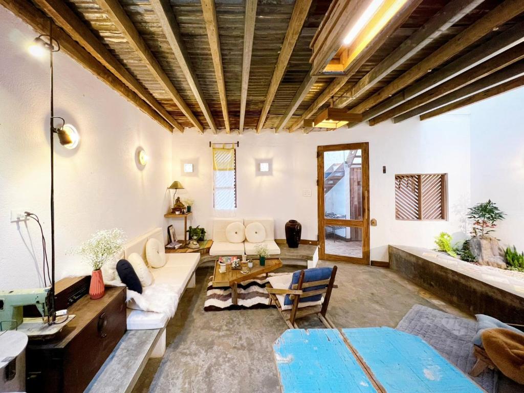 sala de estar con sofá y mesa en 2 Bedrooms Artist House - The 2nd Home en Dalat