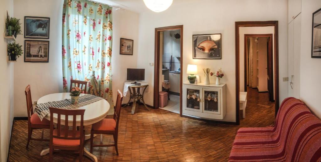 Capodimonte 39A في أنكونا: غرفة معيشة مع طاولة وغرفة طعام