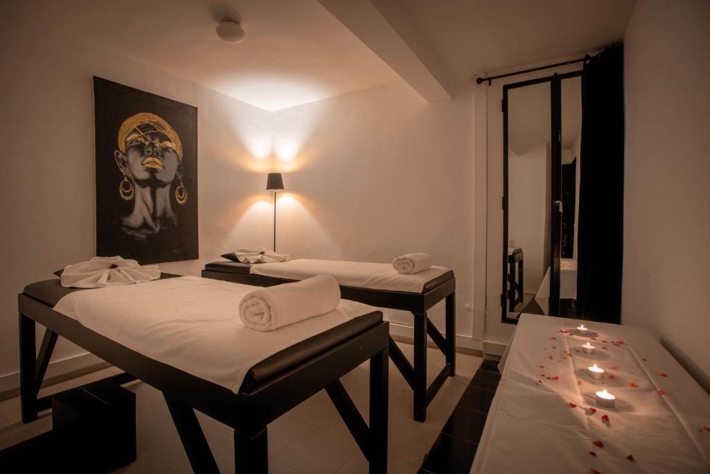 Postel nebo postele na pokoji v ubytování Riad & Spa Azzouz
