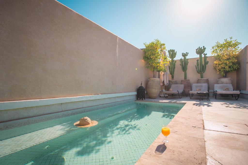 Bazén v ubytování Riad & Spa Azzouz nebo v jeho okolí