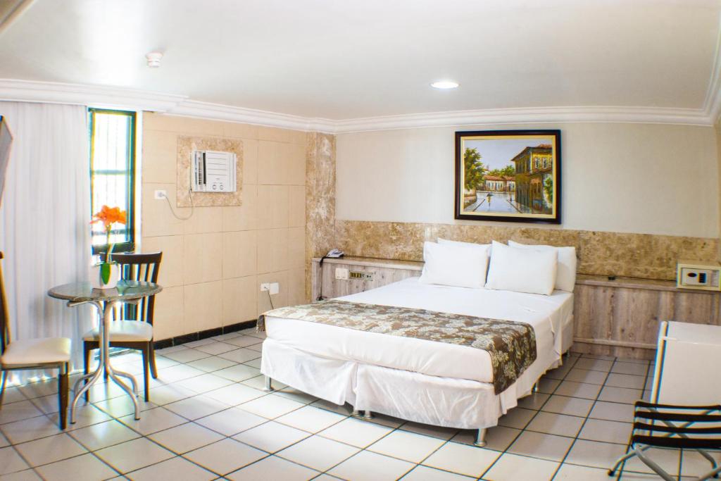 Hotel Nacional Inn Recife Aeroporto في ريسيفي: غرفة الفندق بسرير وطاولة
