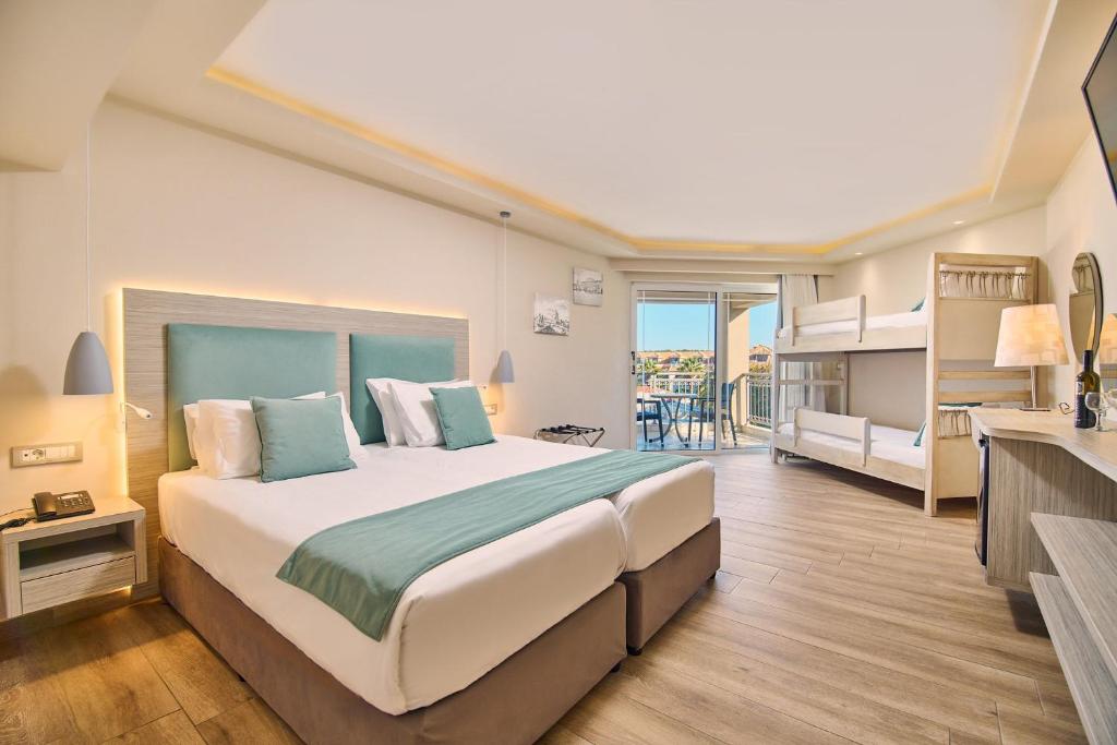 Una cama o camas en una habitación de Tsilivi Beach Hotel Zakynthos