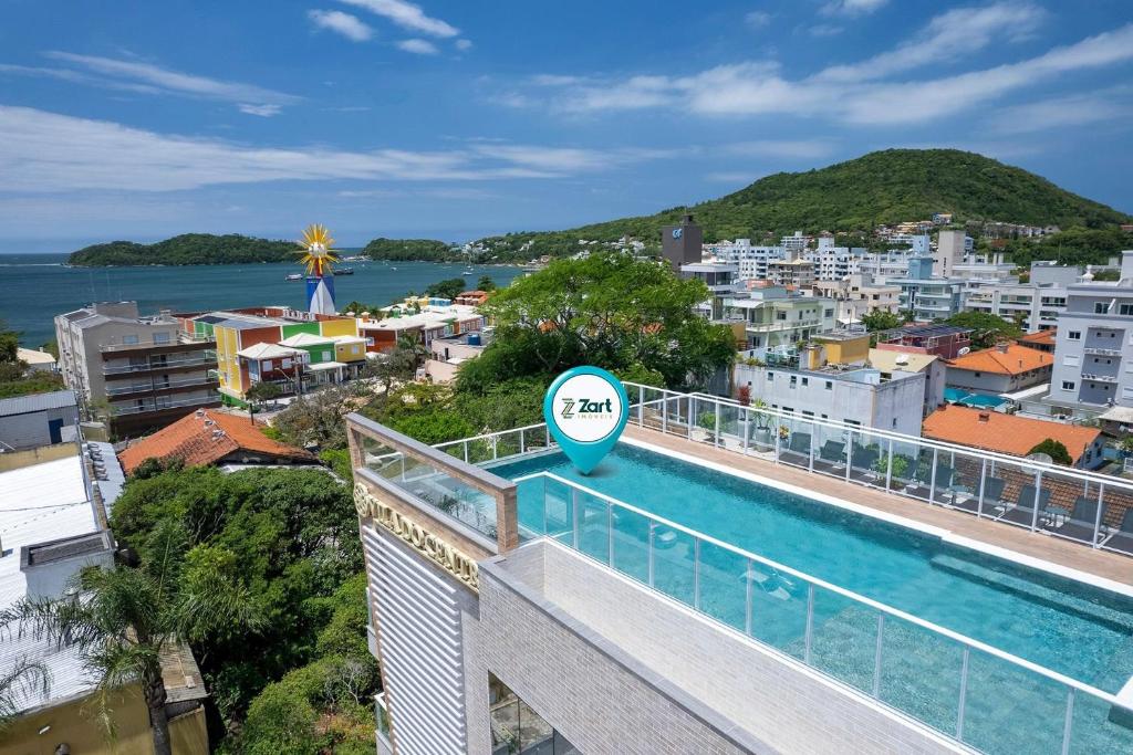balcón con vistas a la ciudad y a la piscina en Vila do Centro Bombinhas, en Bombinhas