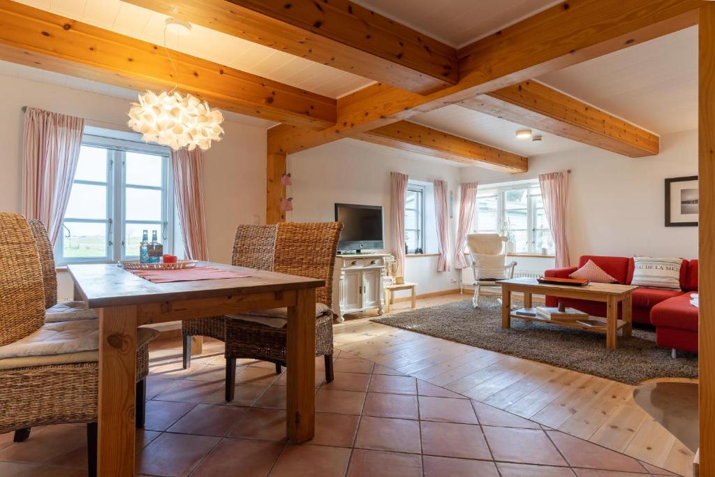 ein Wohnzimmer mit einem Tisch und einem Sofa in der Unterkunft Fischerhütte in Westerhever