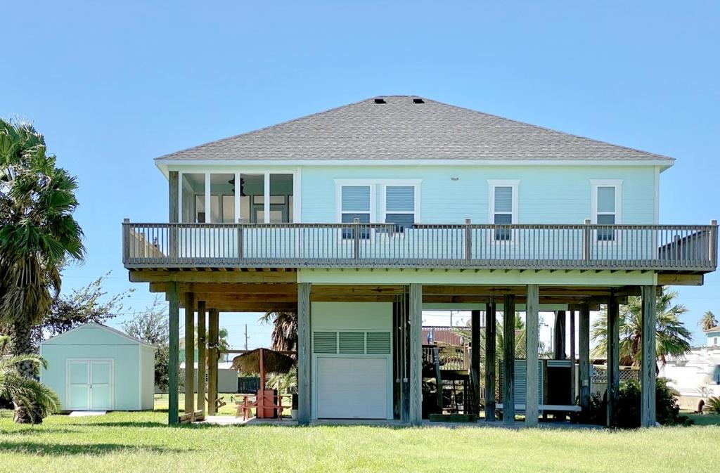 ein großes Haus mit einer Terrasse darüber in der Unterkunft Reader's Retreat home in Crystal Beach