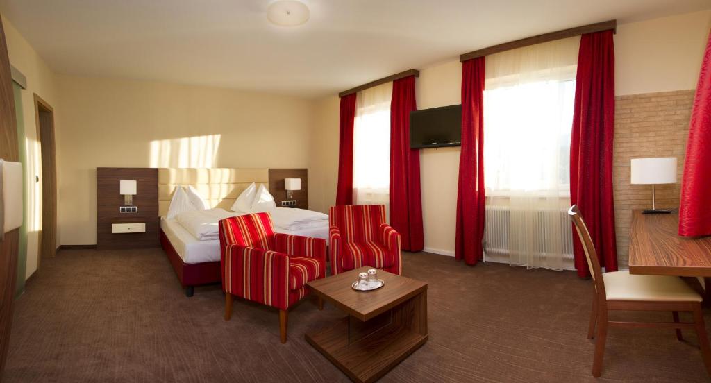 TV a/nebo společenská místnost v ubytování SCHÖNIS-Landhotel