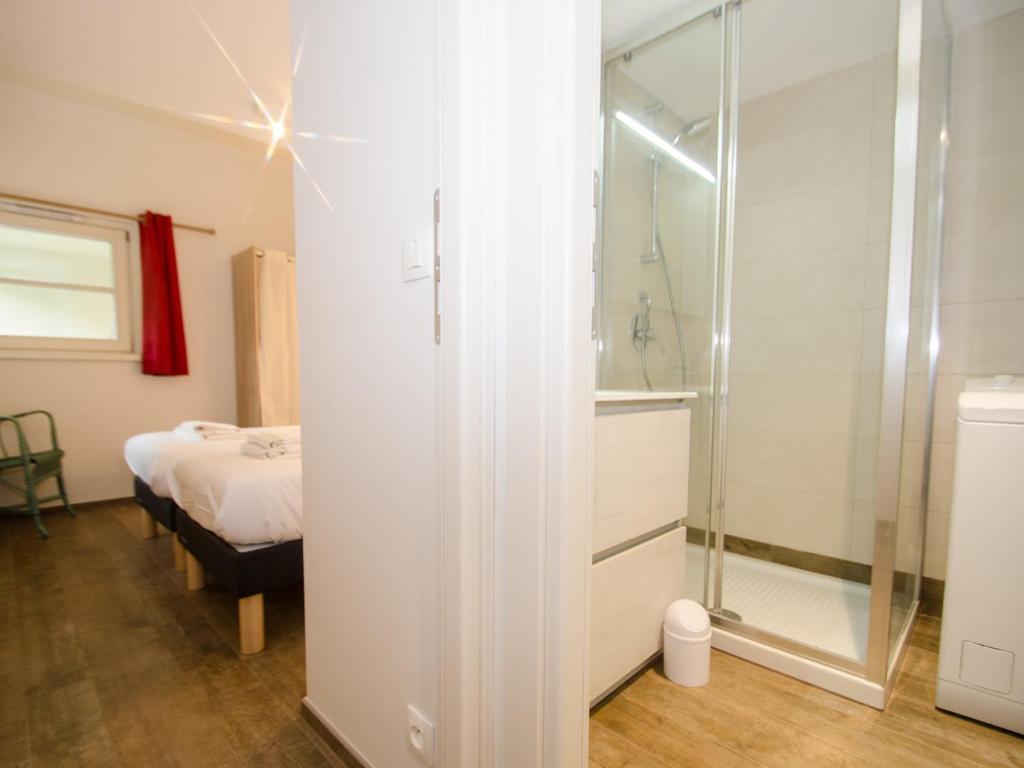 łazienka z prysznicem oraz sypialnia z łóżkiem w obiekcie Charmant T3 rénové avec jardin, parking & wifi à Chamonix - FR-1-343-206 w Chamonix-Mont-Blanc