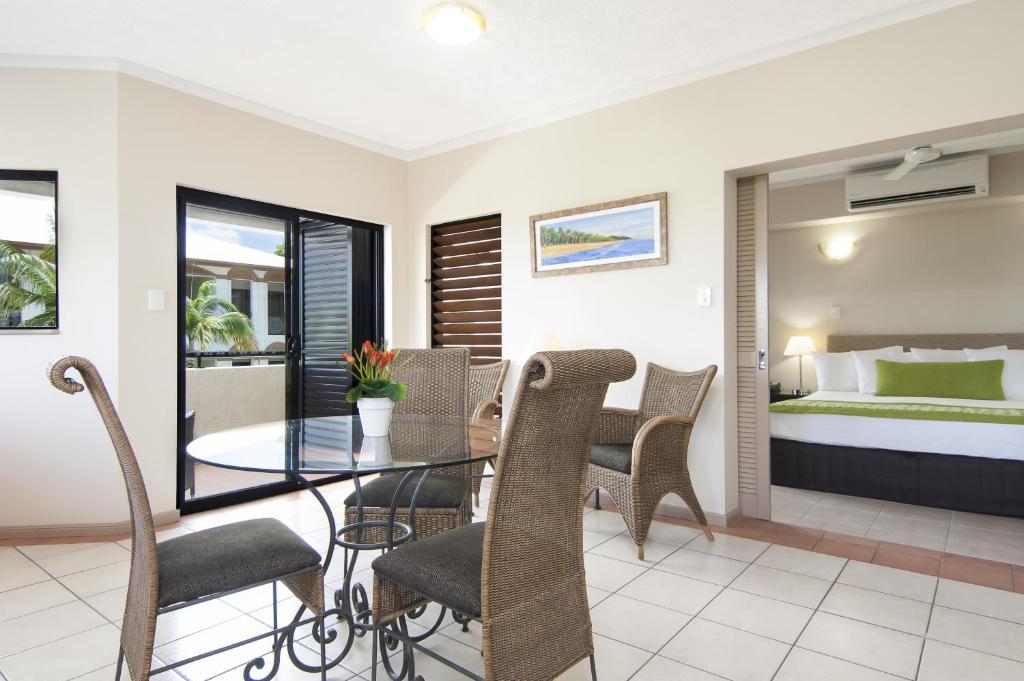 Postel nebo postele na pokoji v ubytování Regal Port Douglas