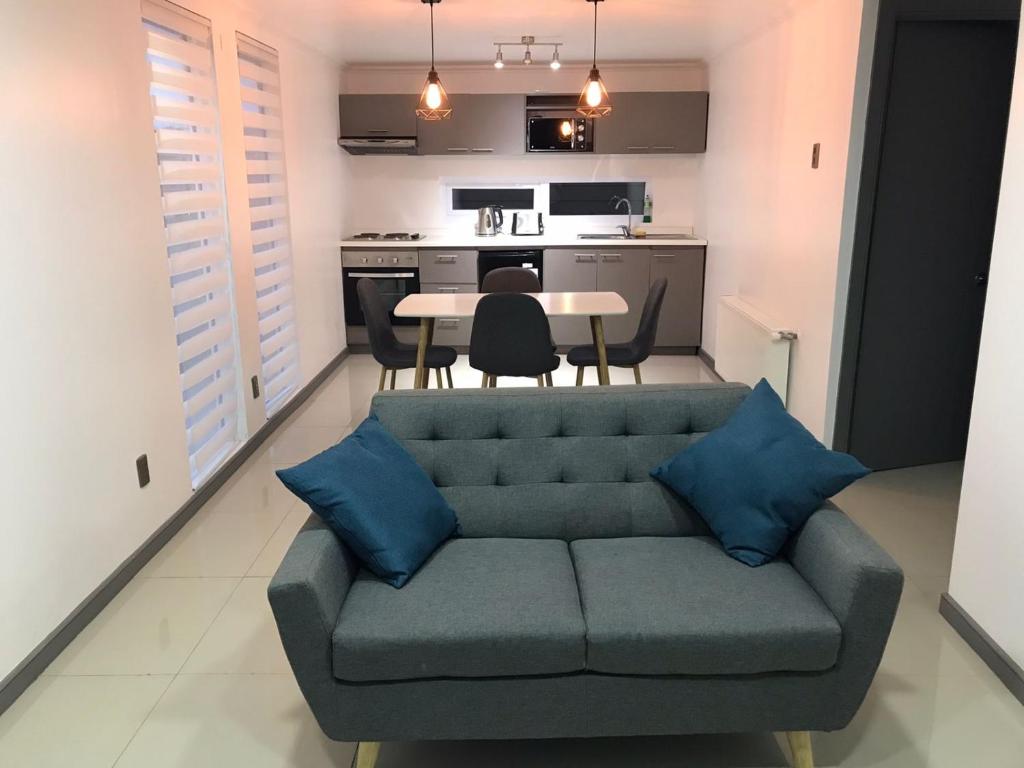 ein Wohnzimmer mit einem Sofa und einem Tisch in der Unterkunft Apart Fueguina in Porvenir