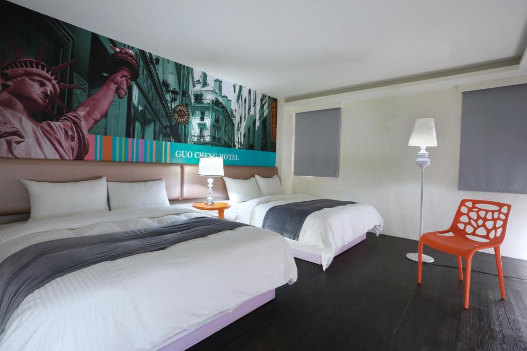 Un pat sau paturi într-o cameră la Guo Chen Hotel