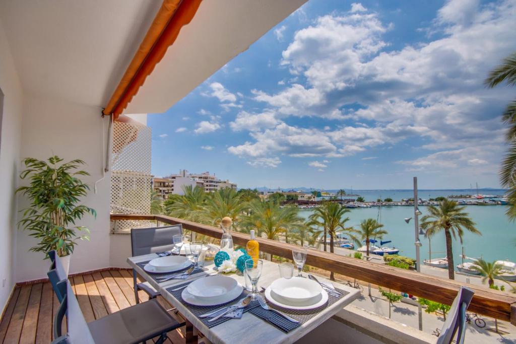 ポルト・ダルクディアにあるIdeal Property Mallorca - Canet Beachの海の景色を望むバルコニー(ダイニングテーブル付)