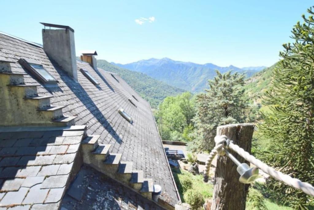 een dak van een huis met bergen op de achtergrond bij Alexandras.gite in Boutx