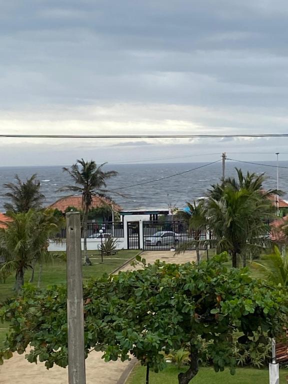 - Vistas al océano desde un parque con palmeras en Casa de praia - Arraial do Cabo, en Arraial do Cabo