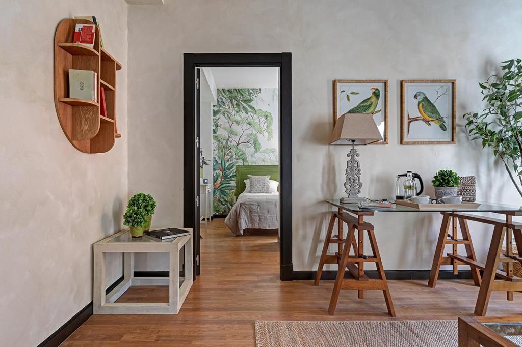 a living room with a table and a mirror at Hospedium Hotel La Farm in La Granja de San Ildefonso