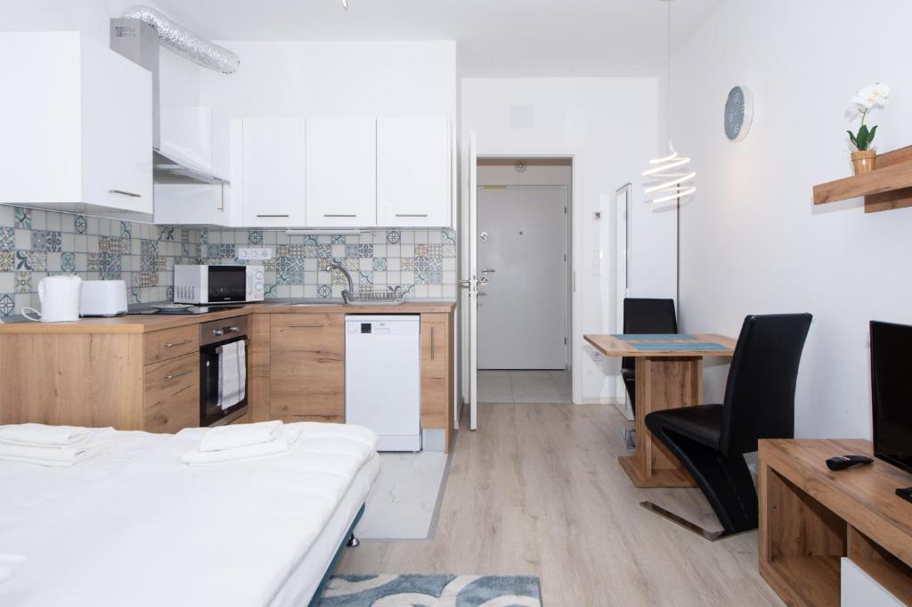 WaterFront City Apartments by UrbanRent - Studio Apartment With Balcony