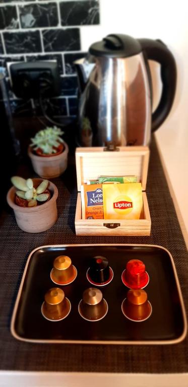 Comodidades para chá e café em Volt76 - Como lake apartment