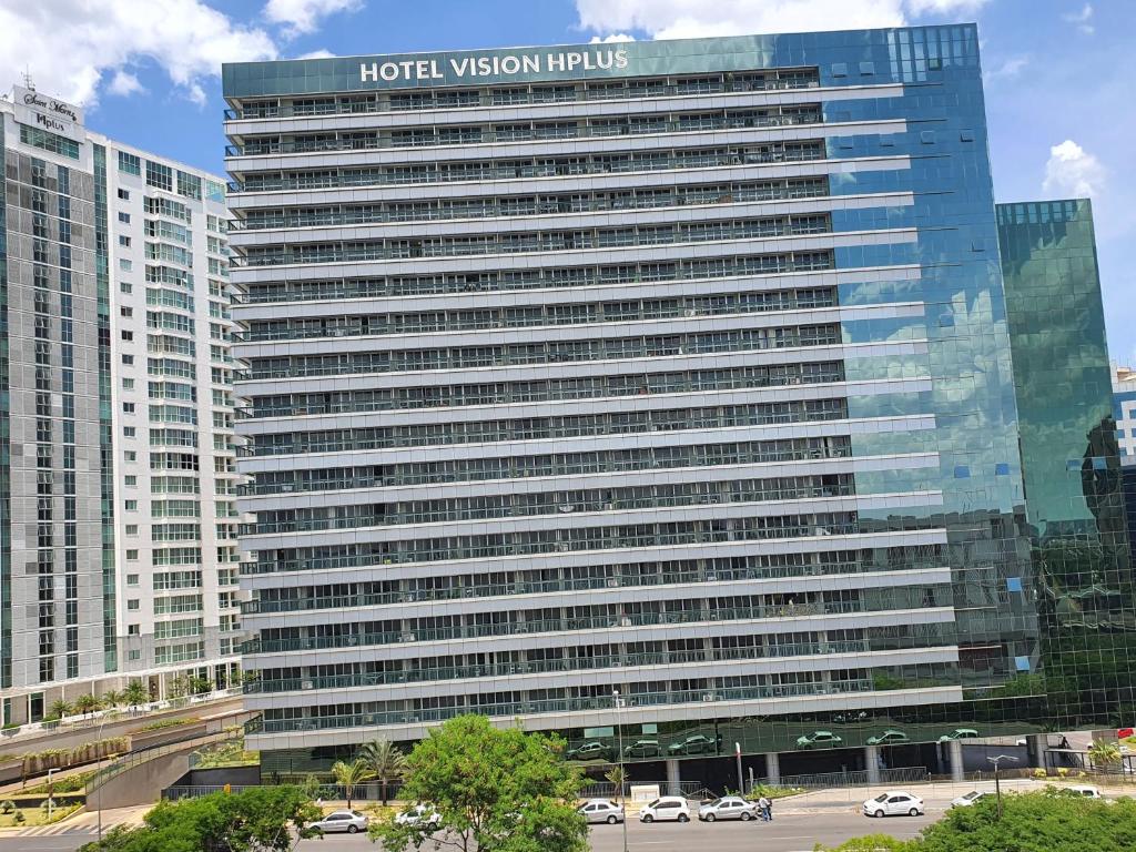 un gran edificio con un cartel de fideicomiso de visión de hotel en Vision Executive Premium Esplanada en Brasilia