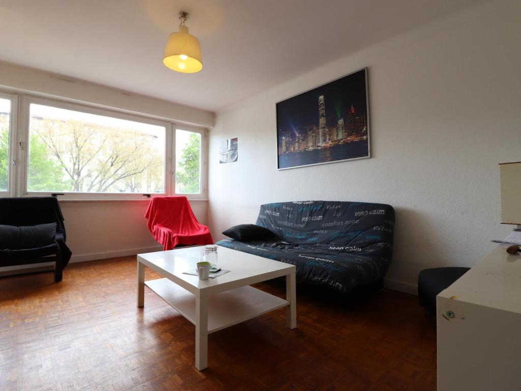 アヌシーにあるAppartement Annecy, 3 pièces, 6 personnes - FR-1-432-15のリビングルーム(ソファ、テーブル付)