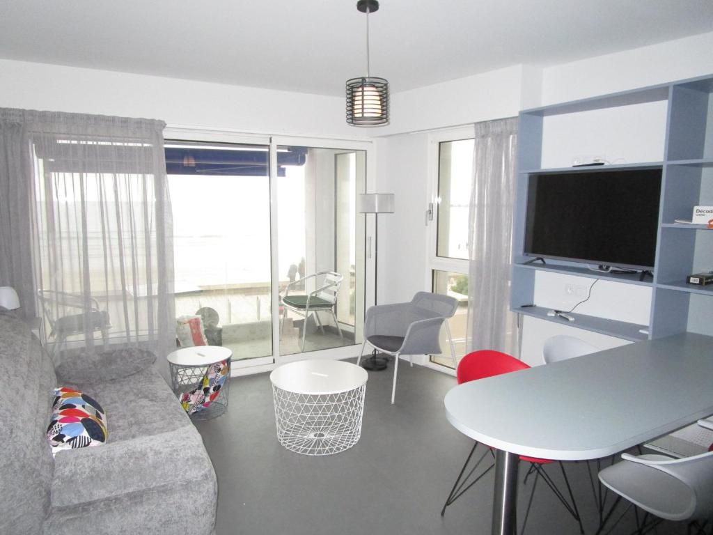 ein Wohnzimmer mit einem Sofa und einem Tisch in der Unterkunft Appartement Les Sables-d'Olonne, 2 pièces, 4 personnes - FR-1-197-367 in Les Sables-dʼOlonne