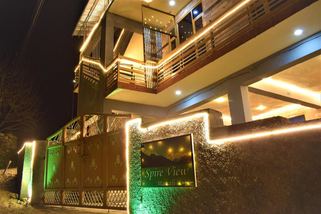 budynek z tabliczką na boku z oświetleniem w obiekcie Spire View w mieście Manāli