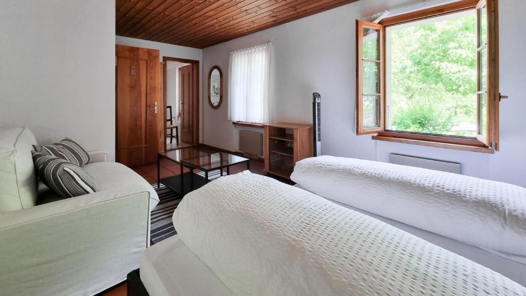 a bedroom with two beds and a window at Hotel Santana in Roveredo