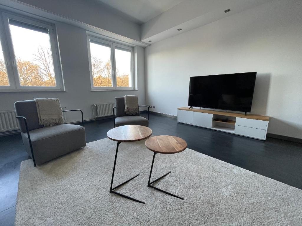 TV a/nebo společenská místnost v ubytování TruRetreats Design Loft für 8 Personen I Riesige Küche I eCharger I 65z SmartTV I 150qm
