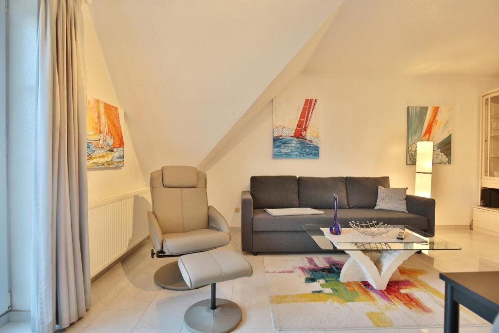 un soggiorno con divano e tavolo di Gorch-Fock-Park Haus 57 Gorch-Fock-Park 57 Appartement 26 a Timmendorfer Strand