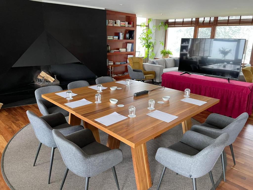 A television and/or entertainment centre at Hotel Xalet del Golf