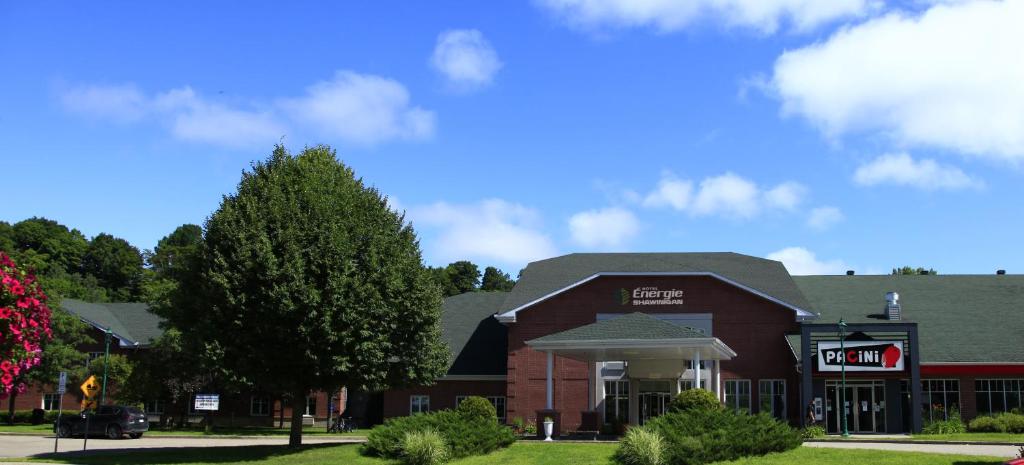 un bâtiment en brique rouge avec un panneau. dans l'établissement Hôtel Énergie Shawinigan, à Shawinigan