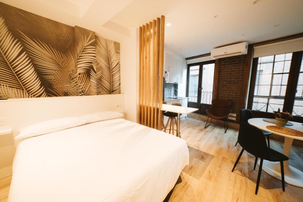 A bed or beds in a room at SUITES BERRUETA , Plaza Mayor by Albany