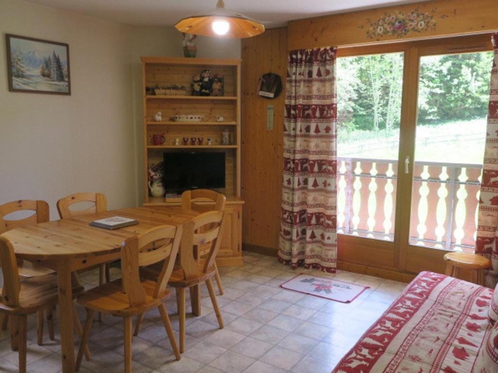 a dining room with a wooden table and chairs at Appartement Châtel, 3 pièces, 6 personnes - FR-1-198-140 in Châtel