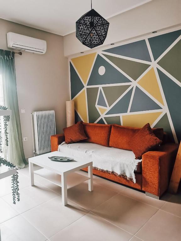ein Wohnzimmer mit einem Sofa und einem Tisch in der Unterkunft Efrosini's by the sea apartment in Chalkida