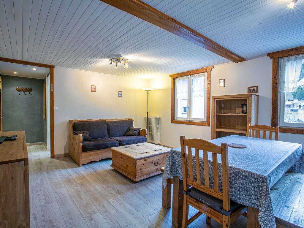 een woonkamer met een tafel en een bank bij Appartement La Clusaz, 3 pièces, 6 personnes - FR-1-437-37 in La Clusaz