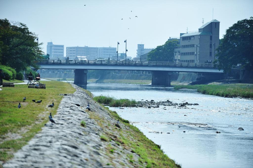 Výhled na řeku, která protéká v blízkosti hotelu