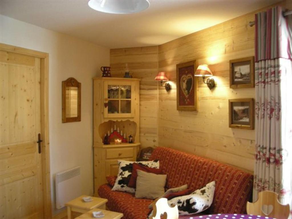 ein Wohnzimmer mit einem Sofa mit Kissen darauf in der Unterkunft Appartement Châtel, 3 pièces, 4 personnes - FR-1-198-172 in Châtel