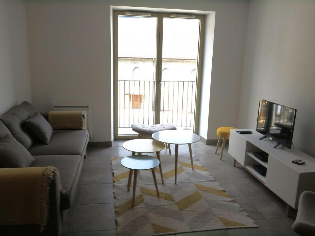 - un salon avec un canapé, 2 tables et une télévision dans l'établissement Confort et modernité: Appartement 60m² pour 4 personnes avec balcon, WIFI, proche du centre et pistes. - FR-1-198-164, à Châtel