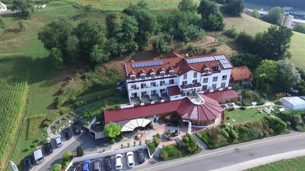 Letecký snímek ubytování Vitalhotel Krainz