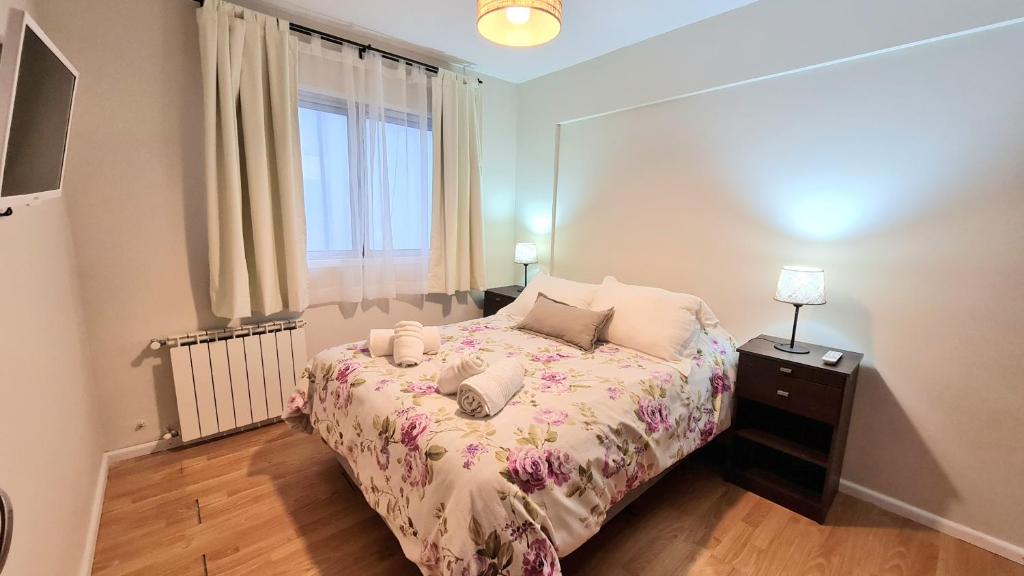 1 dormitorio con cama y ventana en La Donna muy cerca del centro en San Carlos de Bariloche